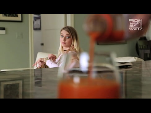 ❤️ ګرمه نجلۍ د لویو ټوټو او سخت بلی سره له لاسه ورکوونکي څخه چرګ ترلاسه کوي، مګر ډیر سخت په موږ