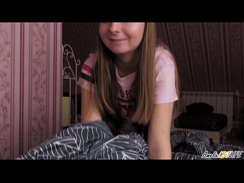 ❤️ بلونډي خپل BFF په ژوره توګه وخوري او په خوله کې یې وخوري په موږ